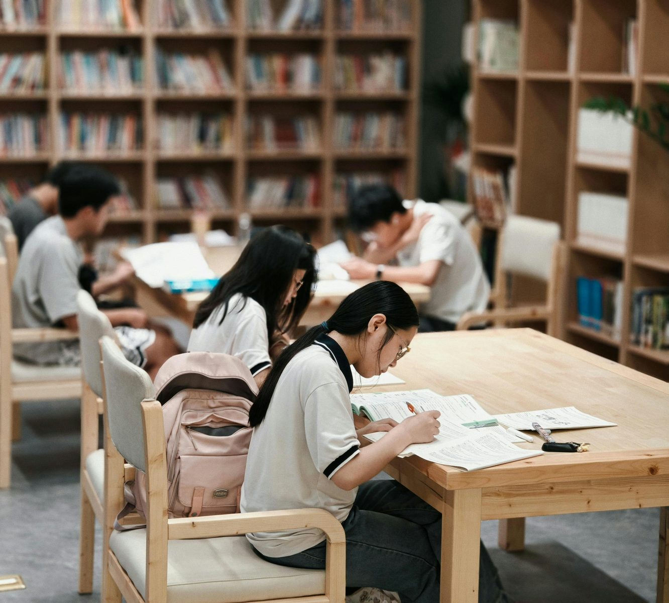 Estudiantes estudian en una biblioteca
